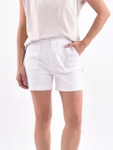 Short blanco de tiro alto con bolsillos frontales y traseros.