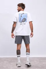 Remera blanca de algodón con estampado pequeño de un teléfono antiguo y texto en el pecho.