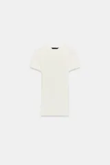 Camiseta de algodón color blanco hueso, de corte slim fit, cuello redondo y manga corta.