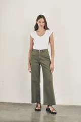 Pantalón wide leg color beige, de tiro alto, ligeramente ajustado en cintura y con ruedo desflecado.