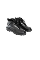Borcego negro de cuero sintético con textura croco, cordones negros y suela track.