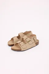 Sandalias color beige en símil gamuza con triple tira y hebillas regulables, base liviana y diseño cómodo.