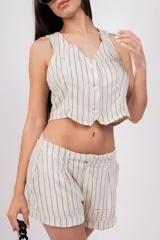 Chaleco color gris con rayas verticales blancas, escote en V y cierre frontal con botones.