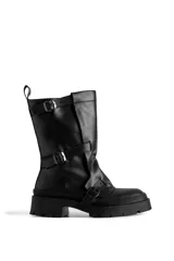 Borcegos de cuero negro con hebillas y suela track.