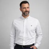 Camisa blanca de algodón oxford con spandex, de manga larga, cuello abotonado y logo bordado en el pecho.