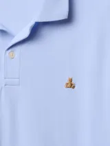 Chomba celeste de piqué con cuello clásico y tapeta de dos botones. Tiene mangas cortas con puños acanalados y logo de un oso bordado en el pecho.