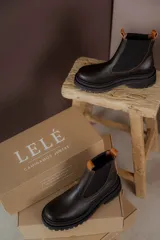 Bota Chelsea color marrón claro de cuero con elástico negro en los laterales y suela track.