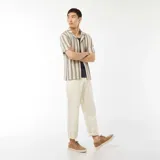 Camisa de manga corta con rayas verticales color crema y azul marino.