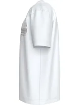 Remera blanca de algodón con cuello redondo y mangas cortas. Estampado gráfico en el pecho con el texto "Manhattan & Brooklyn" y el logo de Calvin Klein Jeans.