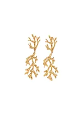 Aros colgantes dorados con forma de coral.