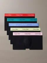 Pack de cinco boxers negros de algodón y elastano con cinturas elásticas de colores (rojo, verde, celeste, amarillo y rosa) con la marca Calvin Klein en blanco.