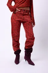 Pantalón recto con estampado abstracto en tonos marrones y negros, tiro medio.