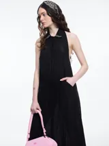 Vestido largo sin mangas confeccionado en lino, color azul, con cuello camisero y espalda descubierta con ajuste regulable.