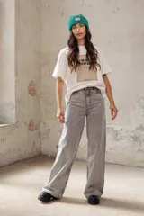 Remera blanca de algodón con estampa rectangular en tonos beige y texto negro.