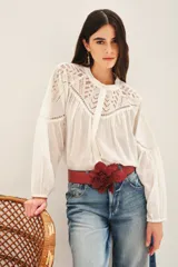 Camisa blanca de algodón con bordados a tono en canesú delantero, trasero y hombros. Tiene corte amplio, mangas largas con volumen y elástico en los puños.