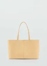 Bolso tipo tote color beige con doble asa corta y cierre de imán interior.