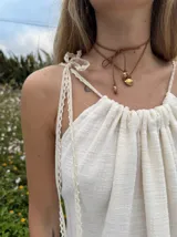 Vestido largo color crudo, con breteles finos regulables y espalda descubierta.