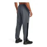 Pantalón deportivo negro de tejido ligero, con logo Under Armour estampado en blanco en la pierna izquierda.