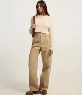 Suéter cropped de chenille color crema, con cuello redondo y mangas largas.