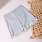 Minifalda de jean celeste con flecos en el ruedo.