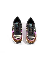 Zapatillas urbanas de cuero con estampado animal print, detalles en charol fucsia y glitter negro, y suela chunky color beige.