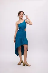 Vestido azul con bretel fino, escote asimétrico de un hombro, corte a la cintura con recorte en el lateral y falda midi con volados irregulares.