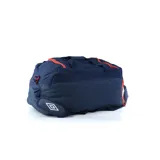 Bolso deportivo azul marino con detalles en rojo y el escudo del Club Nacional de Football estampado. Incluye logo de Umbro y diseño geométrico en la parte inferior.