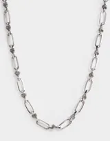Collar corto plateado con cadena de eslabones ovalados unidos por pequeñas secciones de alambre enrollado.