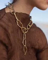 Collar plateado con eslabones grandes de metal con forma irregular.