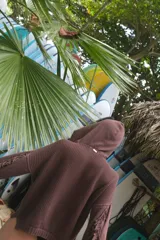 Buzo oversize con capucha, acanalado y con flecos en las mangas.