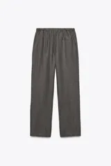 Pantalón de lino gris con cintura ajustable con cordones y bolsillos laterales ocultos.