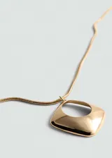 Collar dorado con cadena de eslabones delgados y colgante geométrico con forma de romboide calado.
