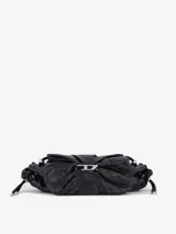 Bolso de hombro Diesel modelo Scrunch-D, confeccionado en cuero bovino negro con acabado arrugado y fruncido. Presenta un cierre metálico con el logo 'D' de Diesel en el centro y cordones ajustables en los laterales.