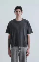 Remera manga corta gris oscuro, de cuello redondo y calce boxy fit.