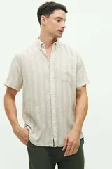 Camisa de manga corta confeccionada en lino y algodón, con fit regular y logo bordado.