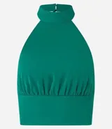 Blusa cropped marrón con escote halter, cuello alto con cierre en el cuello y pliegues en la cintura.