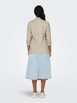 Blazer color beige de corte recto, con cuello solapa y mangas 3/4.