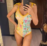 Entero de semivedetina con estampado floral y paddies desmontables. Incluye pareo con estampado floral.