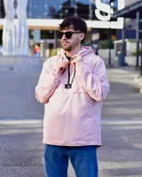 Anorak rosa de nylon con capucha, cierre parcial con cremallera negra, bolsillo tipo canguro con solapa y logo estampado en el pecho.