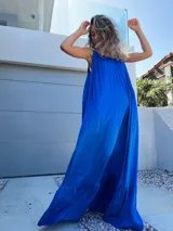 Vestido largo azul eléctrico con espalda descubierta y breteles finos.