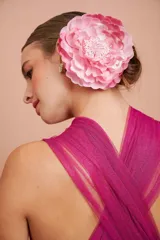Broche de tela con forma de flor color rosa. Se puede utilizar en el cabello o como accesorio en prendas.