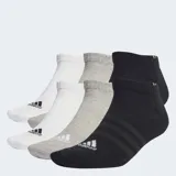 Pack de seis pares de medias Adidas de largo al tobillo, confeccionadas en mezcla de algodón y poliéster. Incluyen refuerzo en el arco del pie y amortiguación en la suela, incluyendo la punta y el talón.