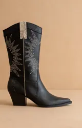 Botas de cuero sintético negro con bordado de estrellas blancas, caña media, puntera fina y tacón bajo.