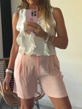 Shorts de vestir color rosa pálido, de tiro alto, con pliegues frontales y corte holgado.