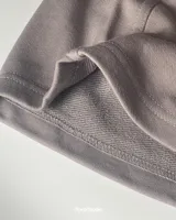 Bermuda gris de algodón premium con cintura elástica ajustable con cordón.