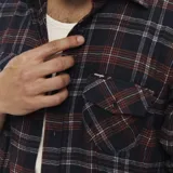 Camisa Wrangler de franela a cuadros en tonos azul marino, rojo y blanco.