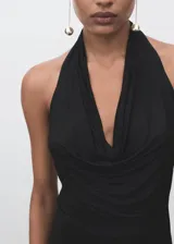 Vestido largo negro, entallado, con cuello drapeado estilo halter y espalda abierta.