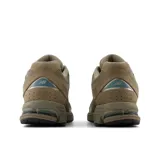 Championes New Balance modelo 2002 color beige con detalles en verde azulado y plateado.