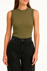 Musculosa verde oliva de algodón, sin mangas, corte ajustado y cuello redondo.