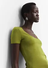 Remera color verde oliva de poliéster y elastano, con escote cuadrado y mangas cortas.